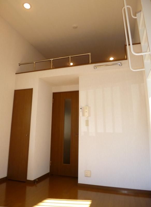 【居室・リビング】　ロフト付きの物件は天井が高く開放的です。
